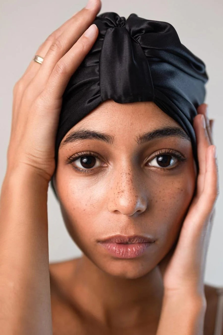 Curly’n Covered Schlafhaube aus Seide in Schwarz auf Modell