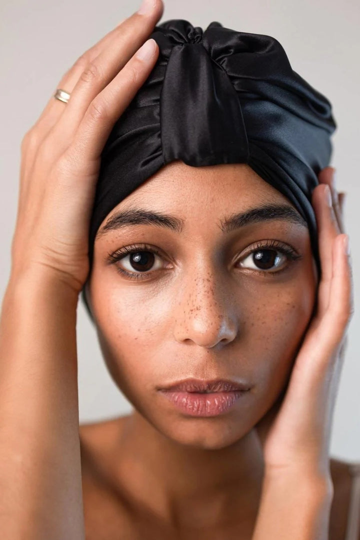 Curly’n Covered Schlafhaube aus Seide in Schwarz auf Modell