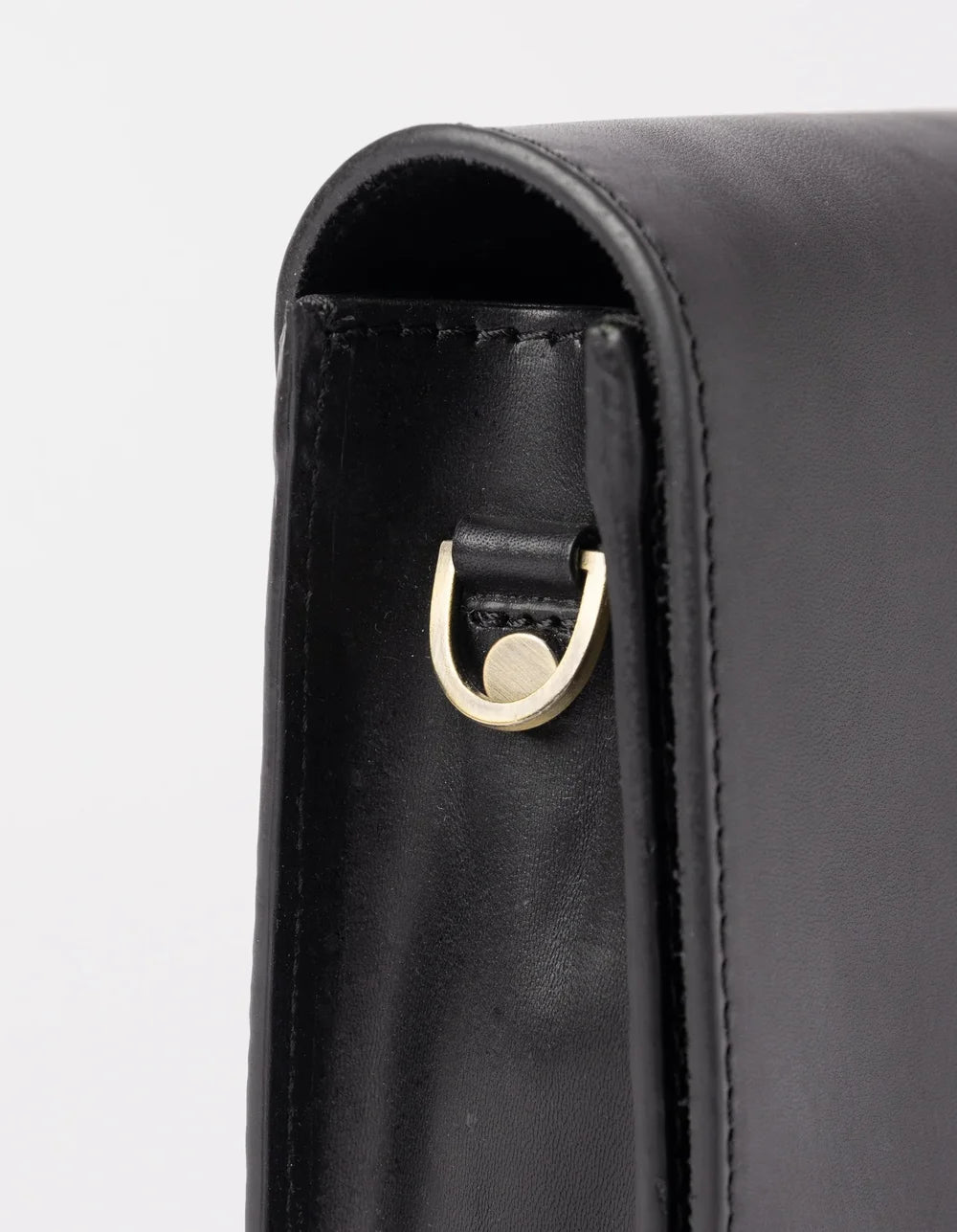 O My Bag Audrey Mini – Detail der Seitenansicht mit antikmessingfarbenen Beschlägen