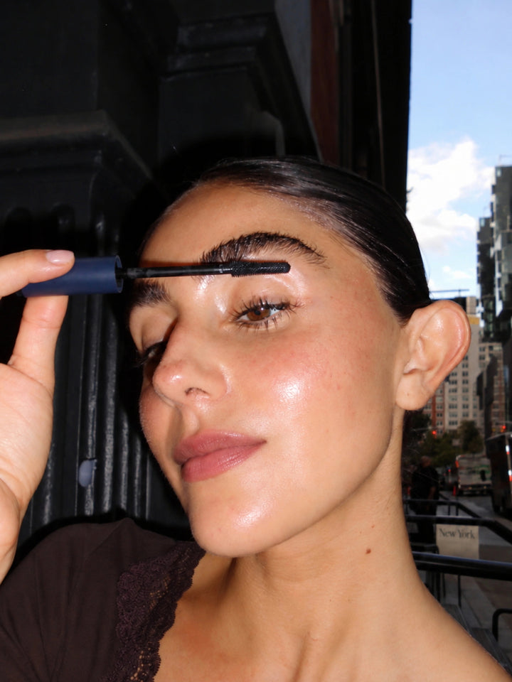Pure U. Pure Lengthening Mascara – Model mit Mascara-Bürstchen