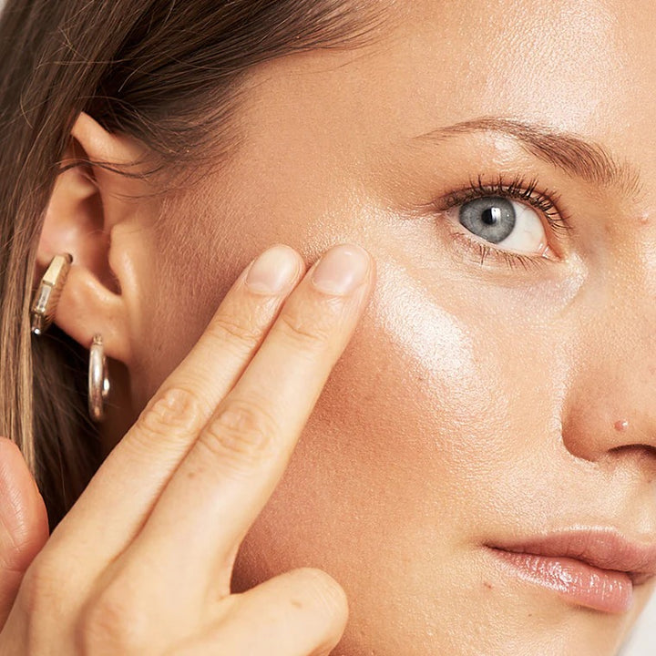 Model mit Champagne Dew Highlighter Balm - natürlicher Highlighter ohne Glitzer