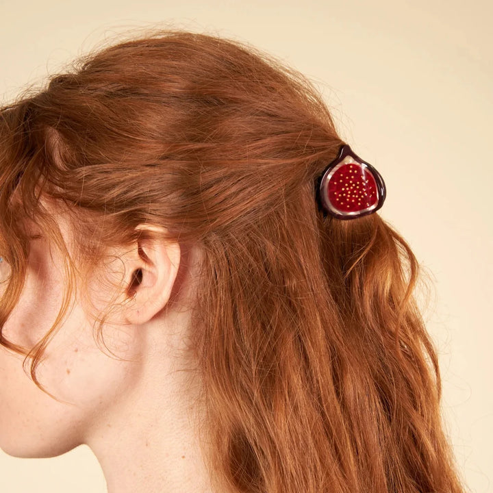 Fig Mini Hair Claw von Coucou Suzette als Feigen-Haarklammer im roten Haar getragen