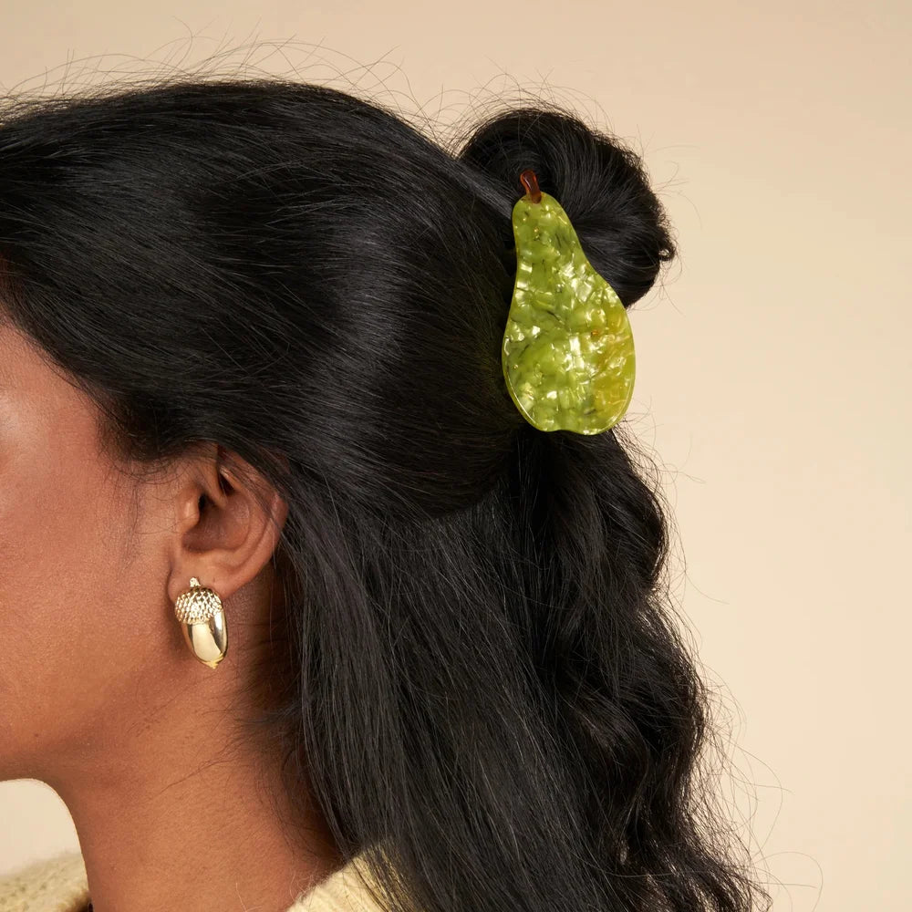 Pear Hair Claw von Coucou Suzette als grüne Birnen-Haarklammer im Half-up getragen