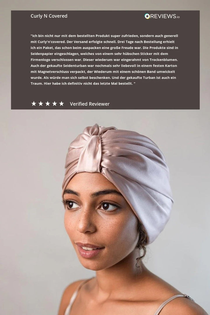 Curly’n Covered Seidenturban in Sand, Detailansicht am Modell mit Review