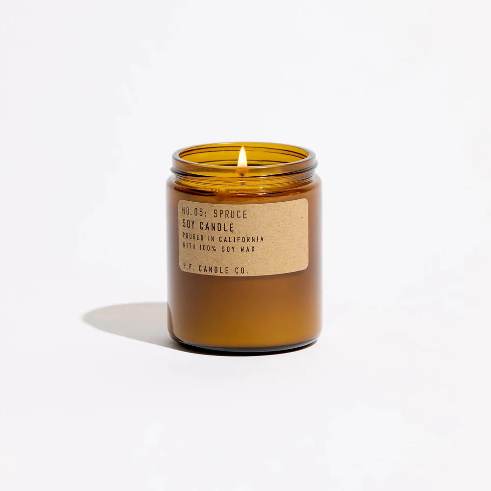 P.F. Candle Co. No. 05 Spruce - brennend