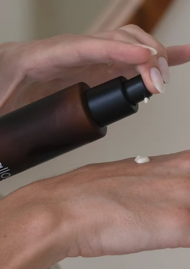 Ancient Earth Facial Exfoliant wird aus dem Pumpspender in die Hand gegeben