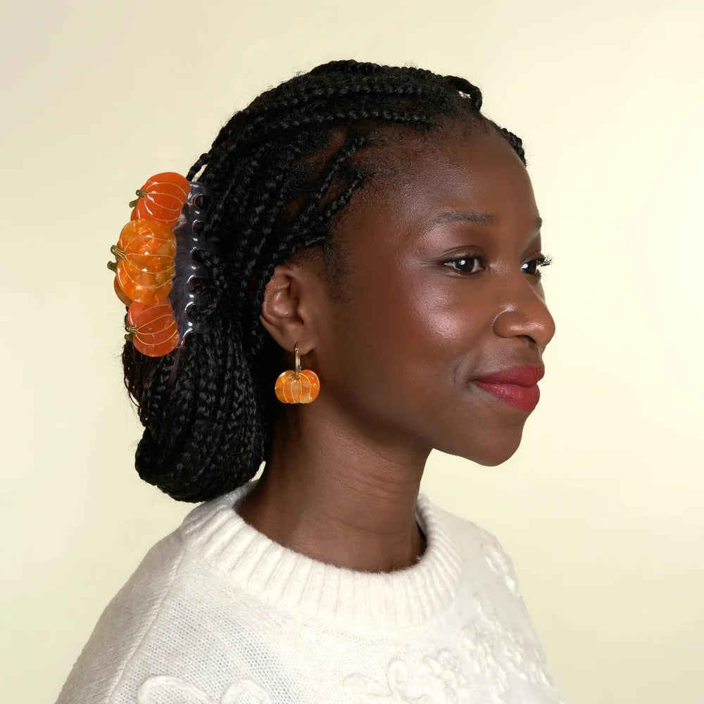 Orange Pumpkin Hair Claw von Coucou Suzette im Haar getragen