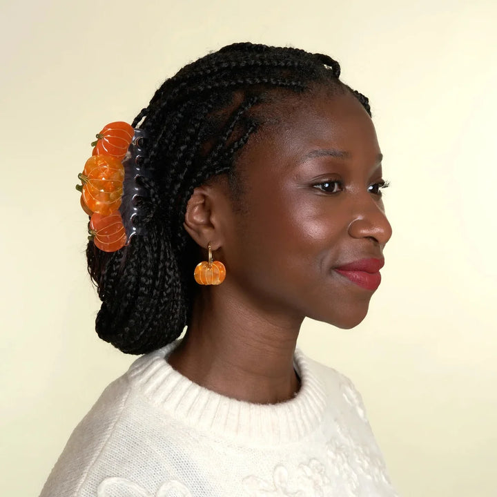 Orange Pumpkin Hair Claw von Coucou Suzette im Haar getragen
