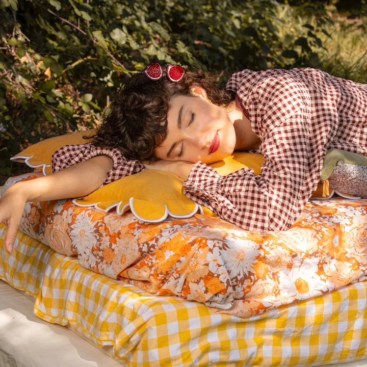 Zwei Feigen Mini-Haarklammern von Coucou Suzette im kurzen dunklen Haar bei einem herbstlichen Picknick