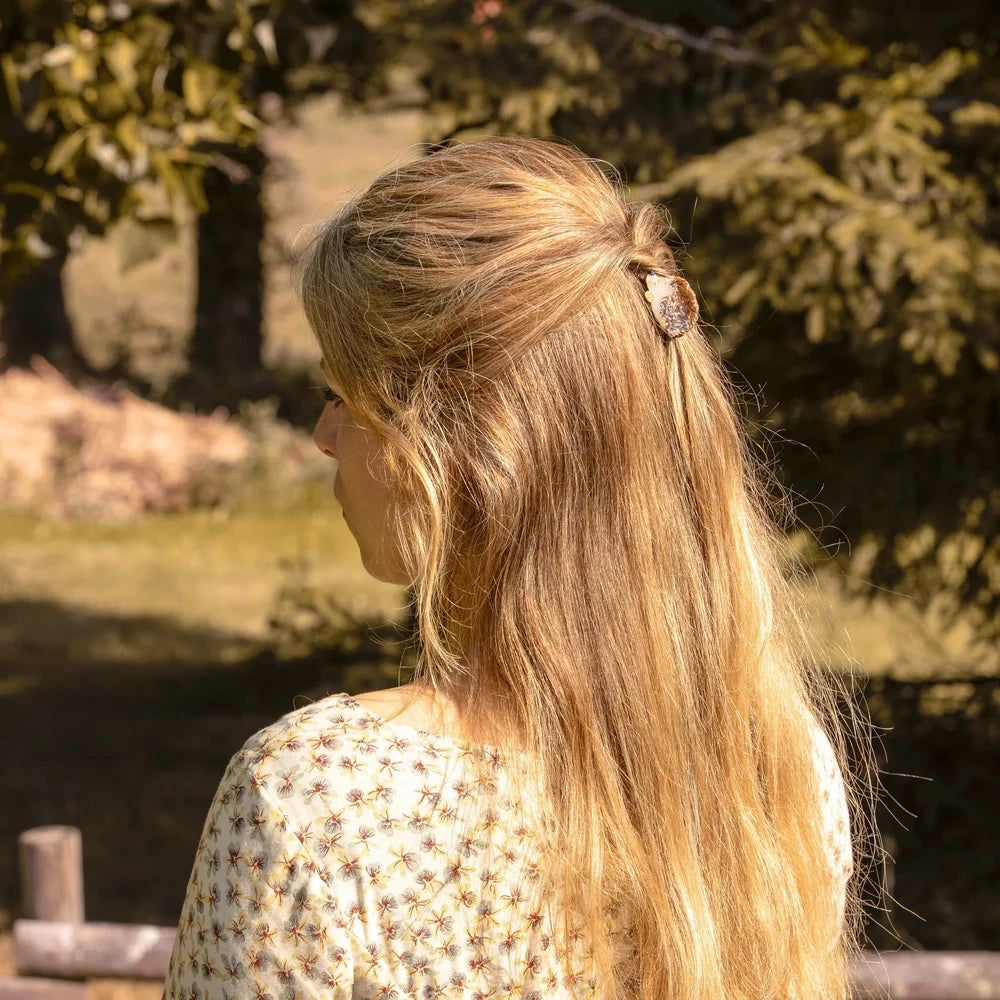 Hedgehog Mini Hair Claw in einer Half-up-Frisur im Freien mit langen Haaren