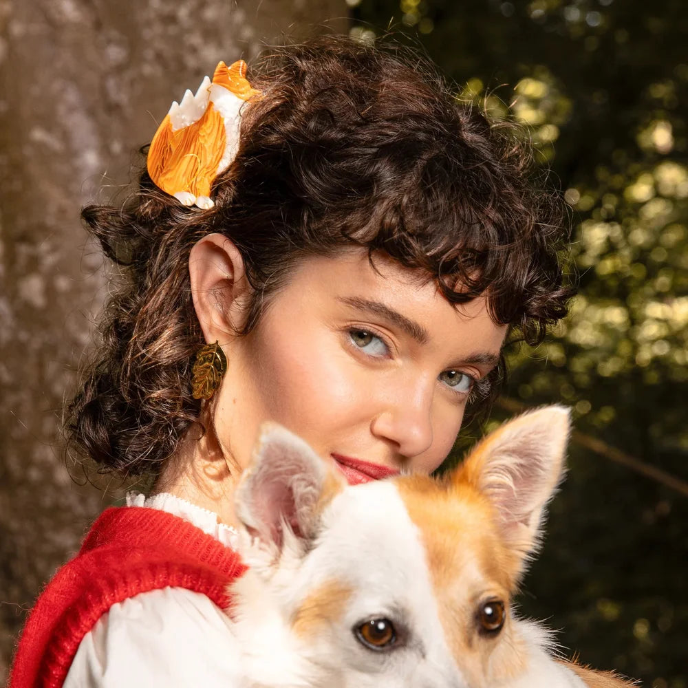 Fox Hair Claw von Coucou Suzette in einer Half-up-Frisur