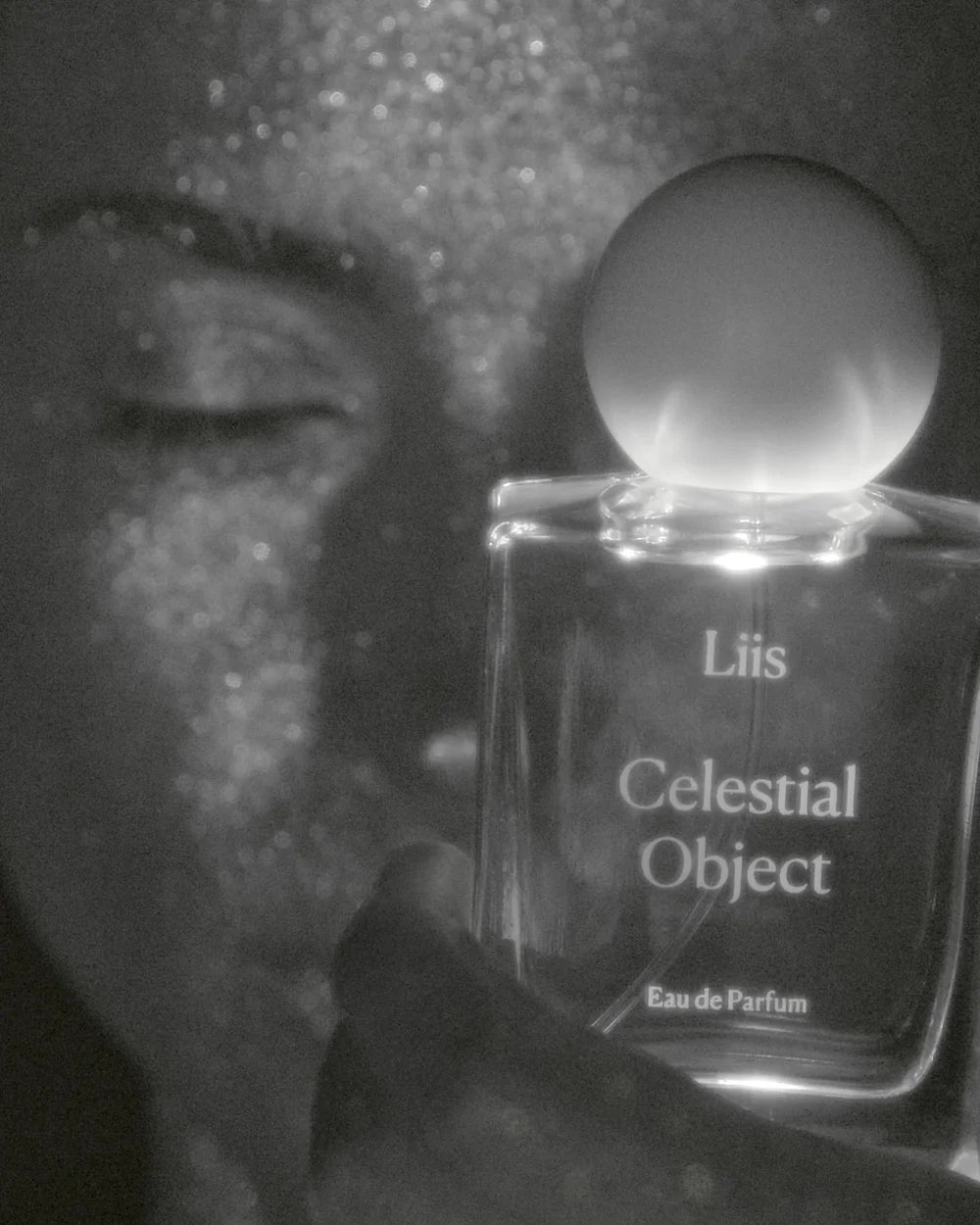 Liis Celestial Object Eau de Parfum Flakon in künstlerischer Schwarz-Weiß-Inszenierung