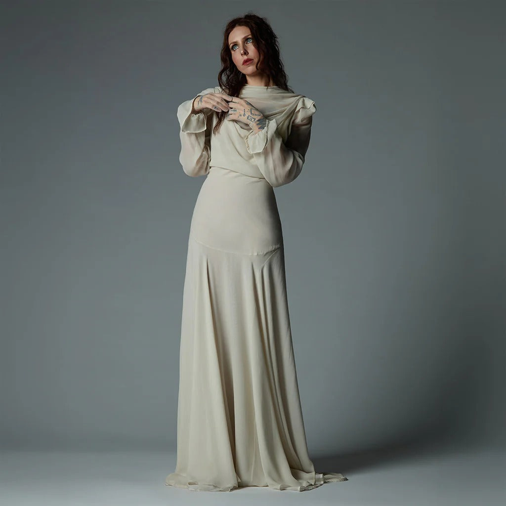 Kampagnenmotiv zu Spectral Grace von Heretic Parfum mit Frau im weißen Kleid