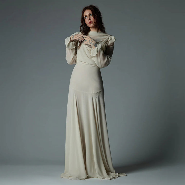 Kampagnenmotiv zu Spectral Grace von Heretic Parfum mit Frau im weißen Kleid