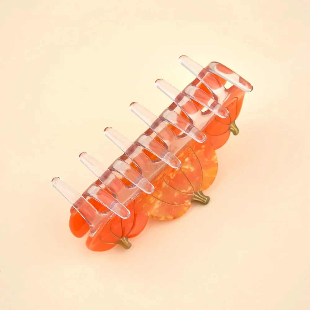 Coucou Suzette Pumpkin Large Hair Claw mit drei orangefarbenen Kürbissen