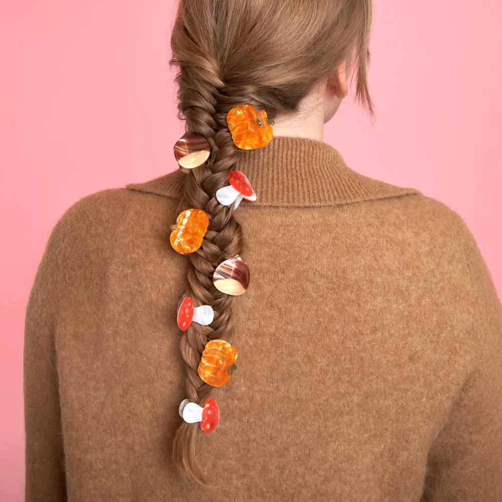 Pilz Mini-Haarklammern von Coucou Suzette zusammen mit herbstlichen Haarclips in einem Zopf