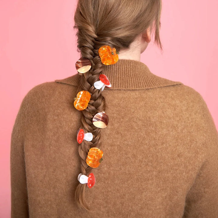 Pilz Mini-Haarklammern von Coucou Suzette zusammen mit herbstlichen Haarclips in einem Zopf