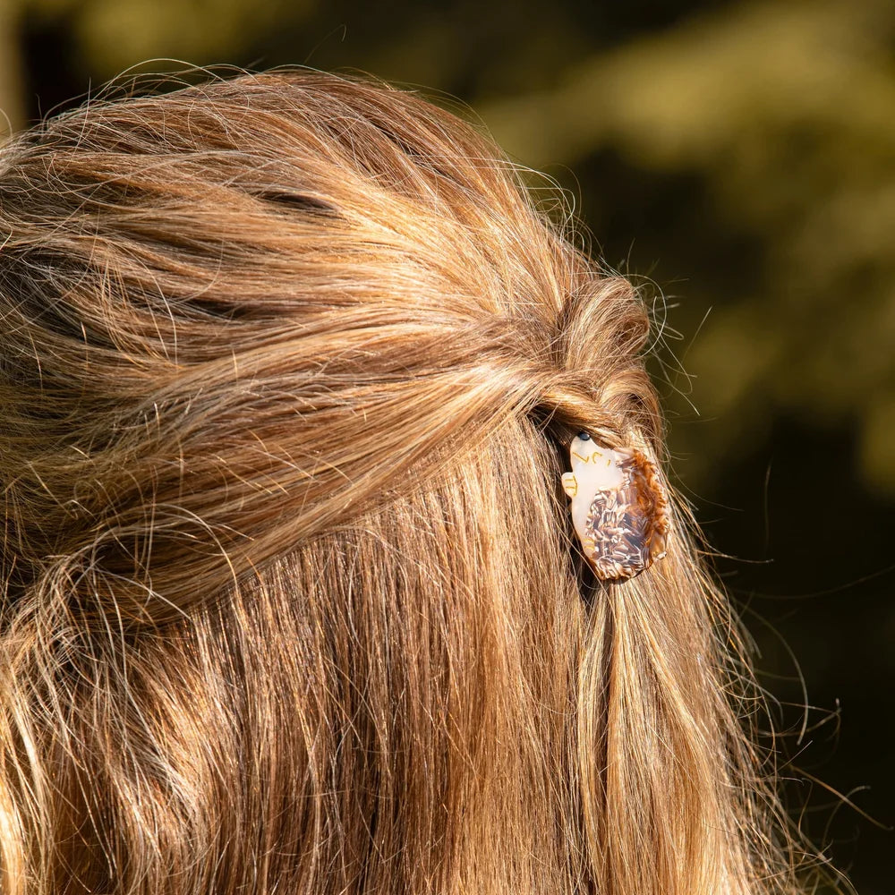 Hedgehog Mini Hair Claw in einer Half-up-Frisur im Freien