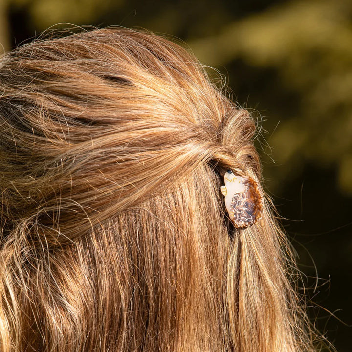 Hedgehog Mini Hair Claw in einer Half-up-Frisur im Freien