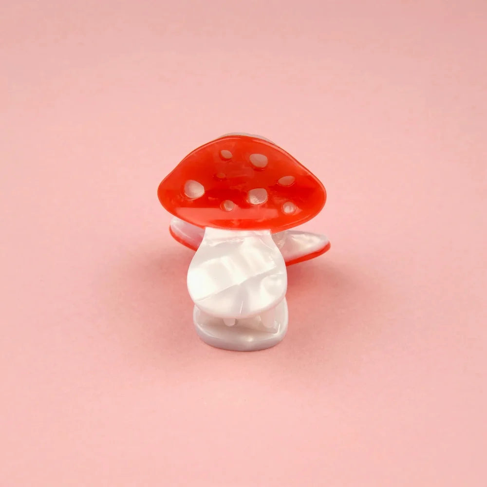 Mushroom Mini Hair Claw von Coucou Suzette frontal auf rosafarbenem Hintergrund