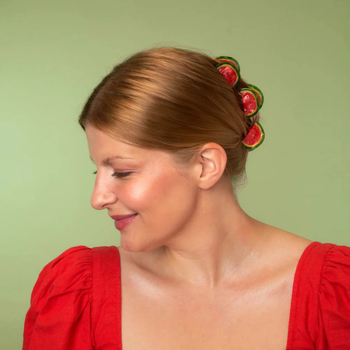 3 Watermelon Mini Hair Claw von Coucou Suzette im Haar getragen