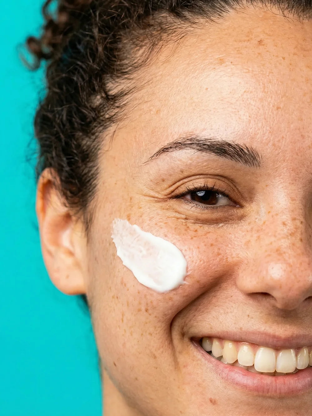 La Canopée Fluide Solaire Lacté SPF50+ als mineralischer Sonnenschutz auf dem Gesicht aufgetragen