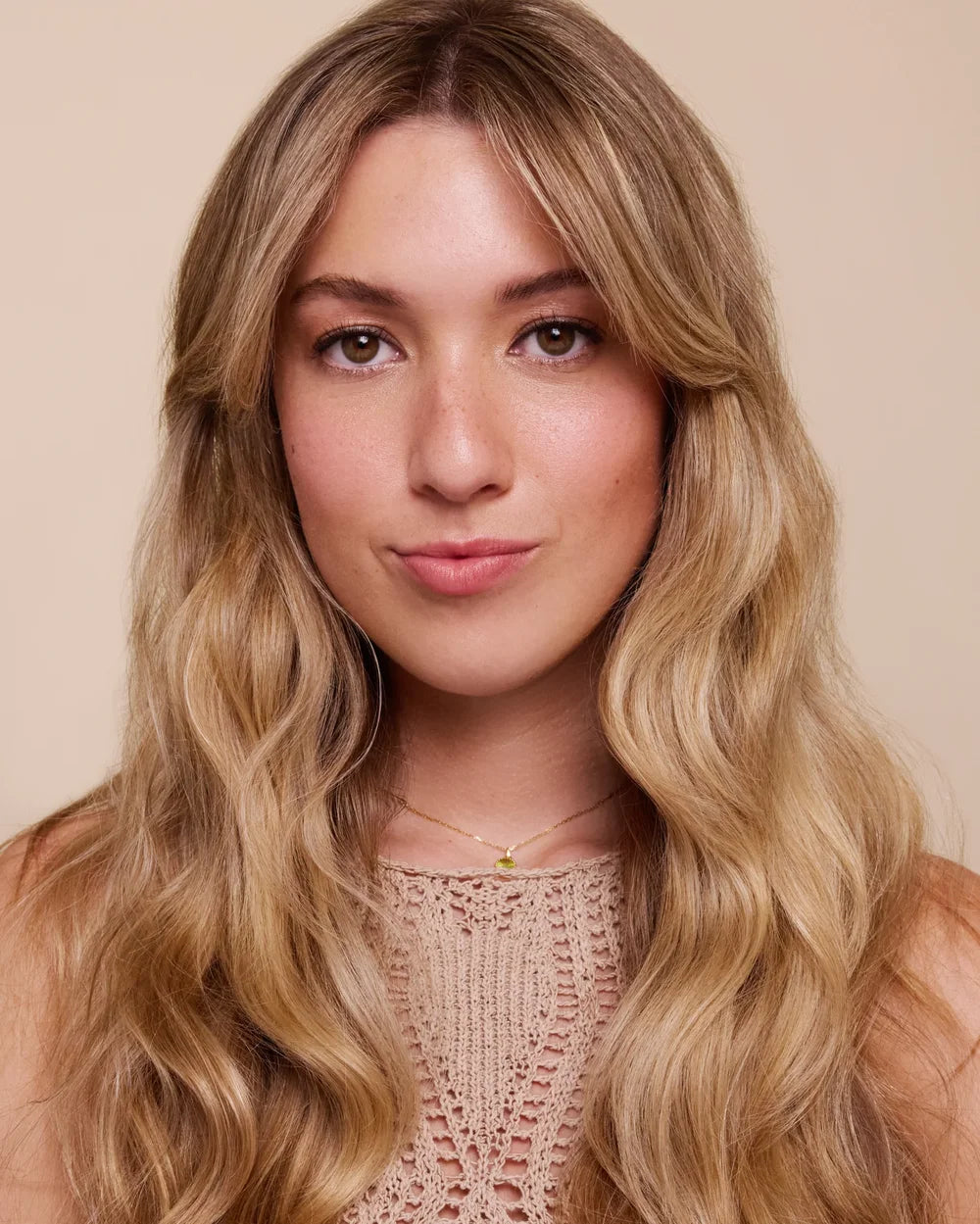 Model mit gepflegtem blondem Haar nach der Rahua Haarpflege
