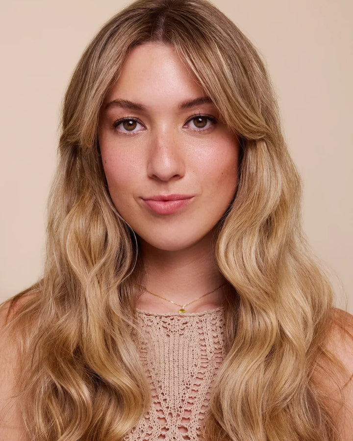 Model mit gepflegtem blondem Haar nach der Rahua Haarpflege