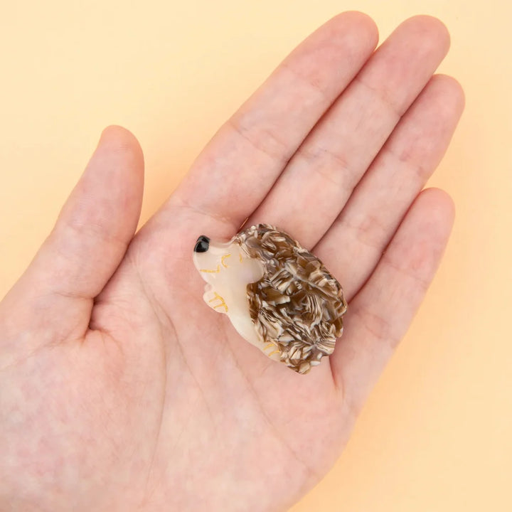 Hedgehog Mini Hair Claw von Coucou Suzette auf einer Handfläche