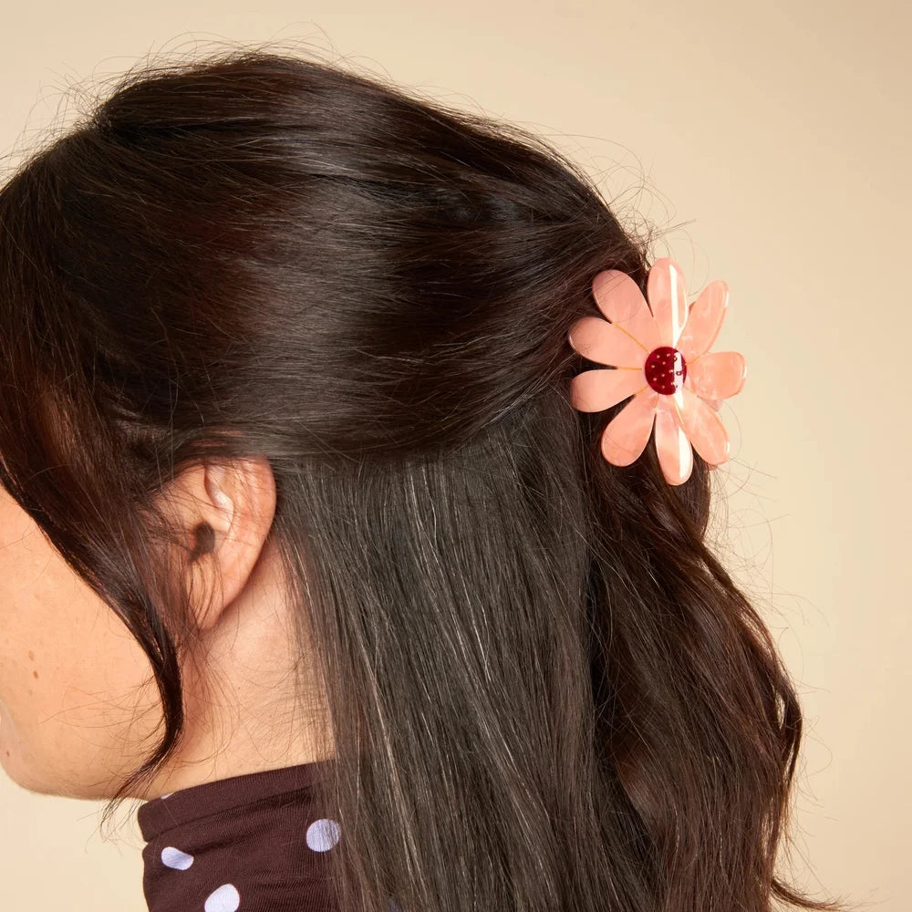 Rosa Flower Hair Claw von Coucou Suzette seitlich im offenen dunklen Haar