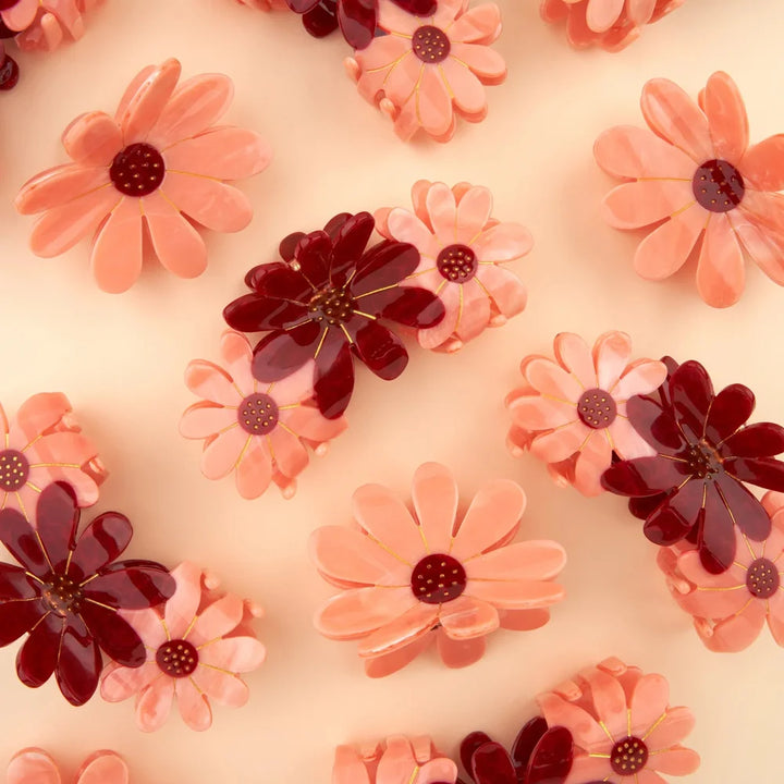 Rosa Blumen-Haarklammern von Coucou Suzette als Gruppenmotiv