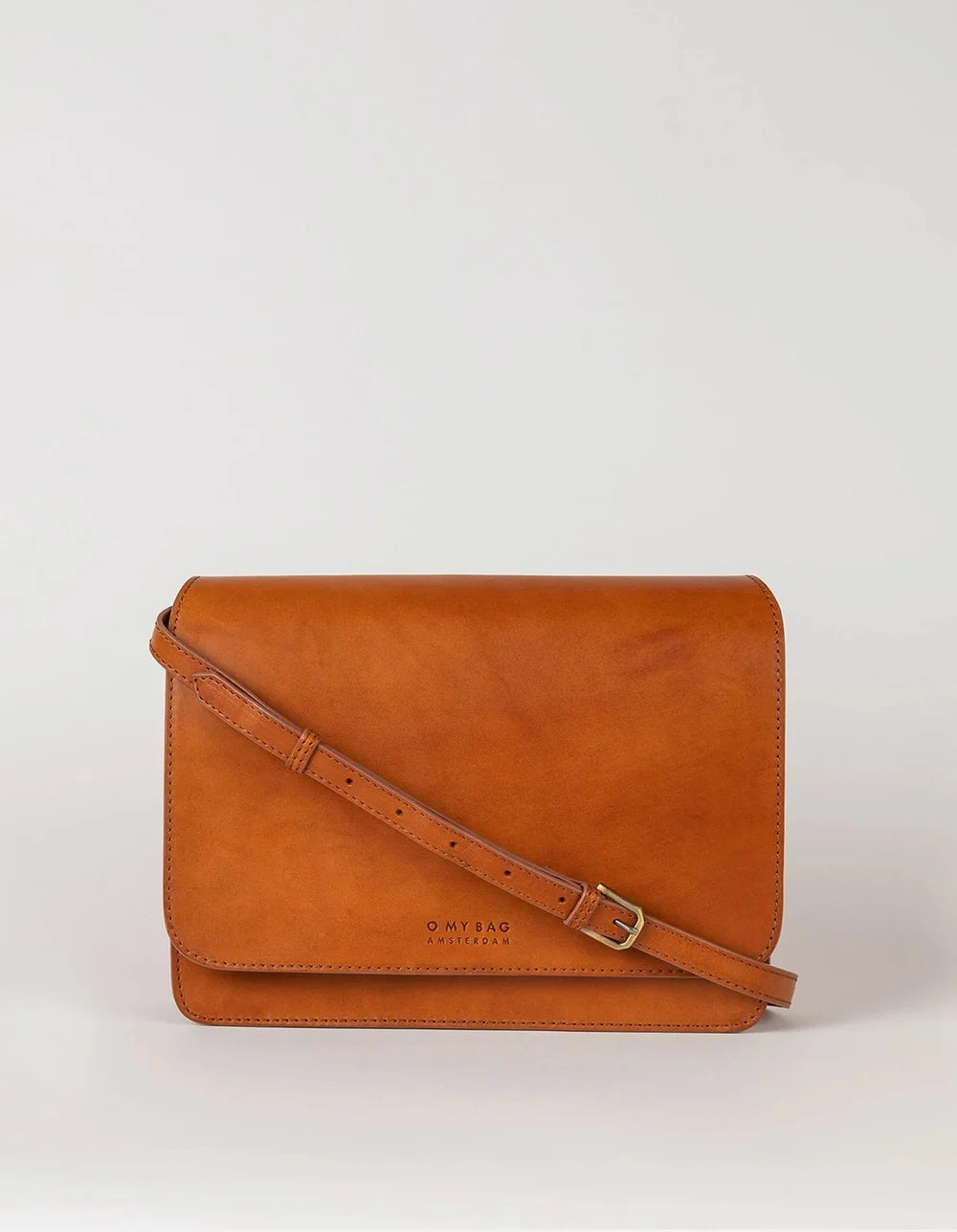O My Bag Audrey Cognac – Vorderansicht mit Überschlag und verstellbarem Lederriemen