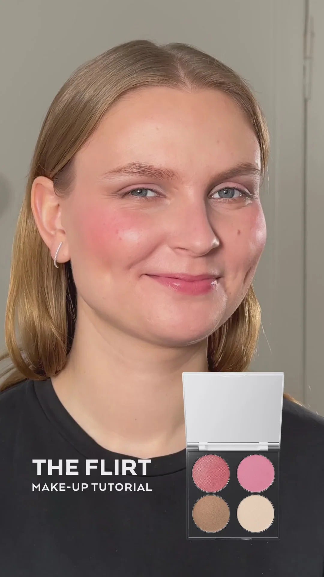 Model mit natürlichem Rosé-Look und UND GRETEL Face Palette The Flirt in der Hand