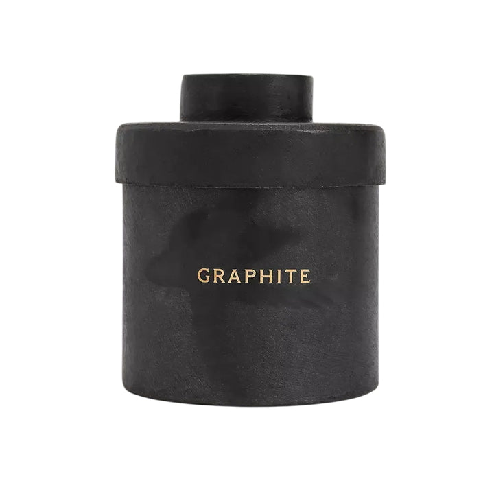 Mad et Len Graphite Duftkerze im schwarzen Eisengefäß