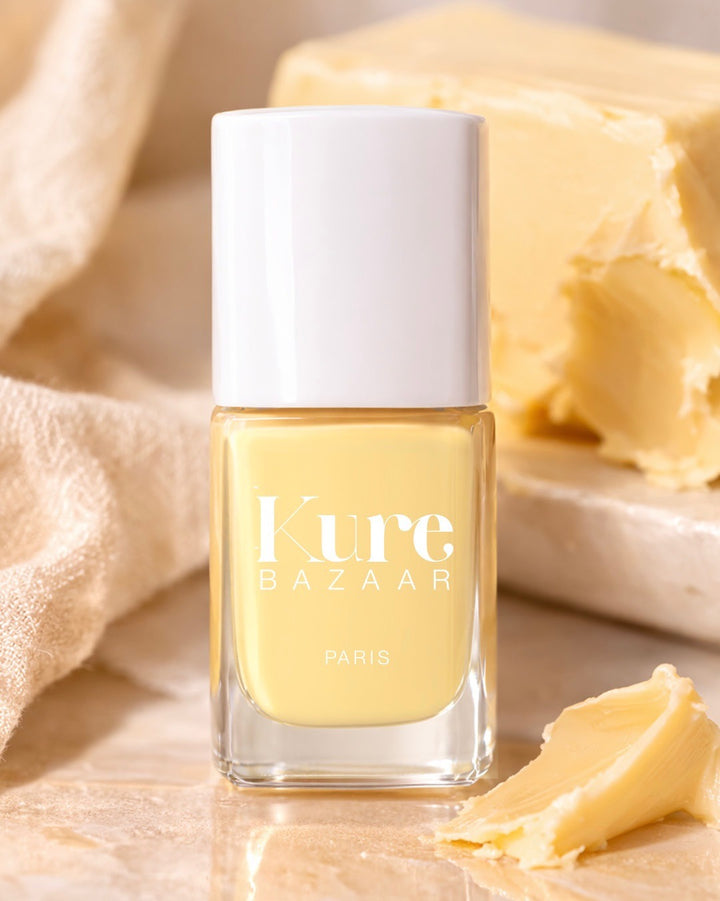 Butter Cream von Kure Bazaar - Butter im Hintergrund und als Swatch vor Produkt