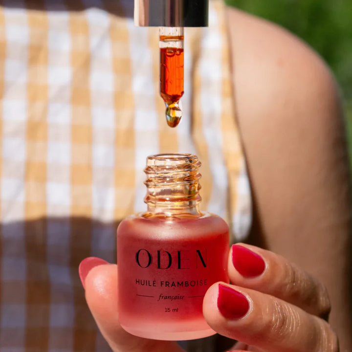 French Raspberry Oil von Oden - geöffnet, in Hand gehalten 