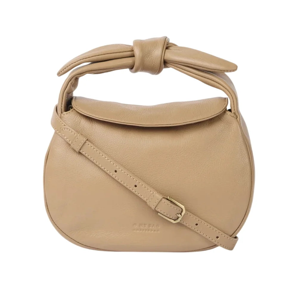 O My Bag Coco Croissant Dark Sand – kleine beige Ledertasche aus weichem Echtleder mit Knotenhenkel und Crossbody-Riemen
