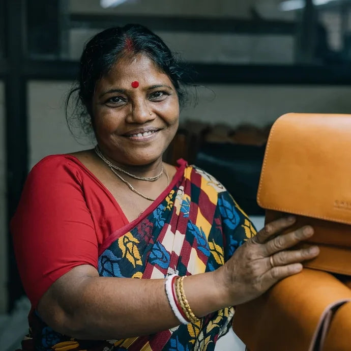 O My Bag Amsterdam – Mitarbeiterin bei der handwerklichen Verarbeitung von Lederwaren in Indien