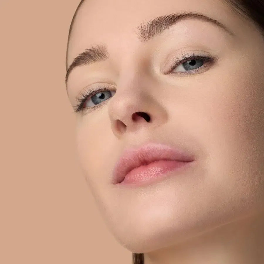 Le Rouge Français Lip Scrub Apollon – Model mit gepflegten Lippen nach der Anwendung