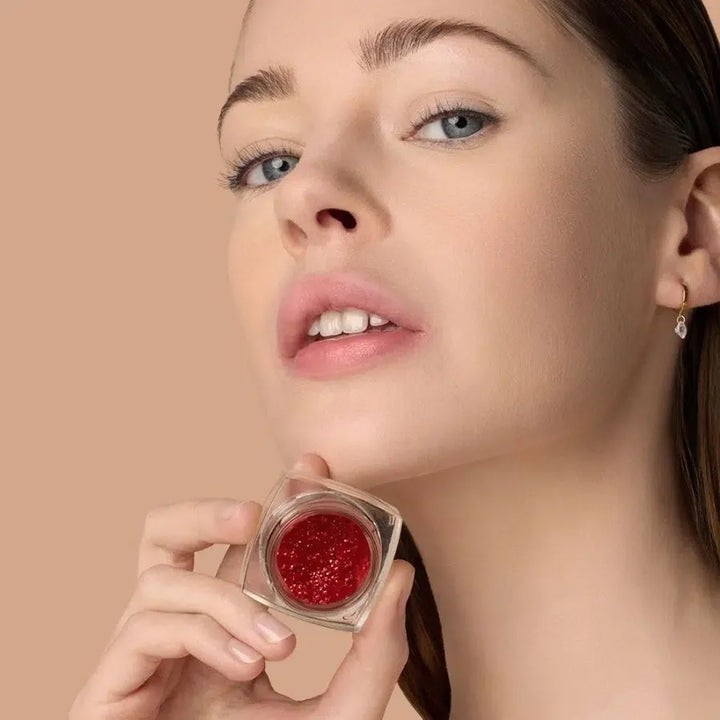Le Rouge Français Lip Scrub Apollon – Model mit Produkt