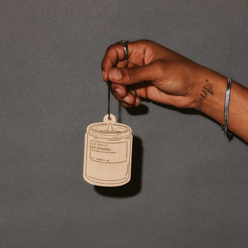Los Angeles - Air Freshener 2-Pack in der Hand gehalten