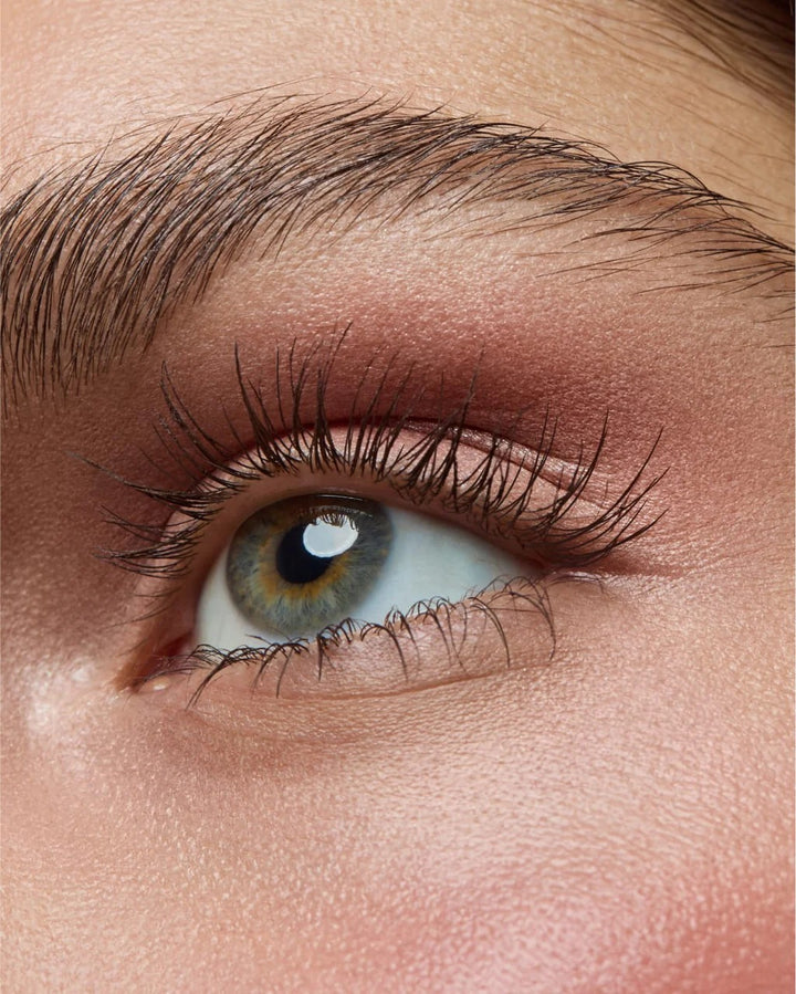 Augen-Make-up mit schimmerndem Roséton und weicher Definition aus der UND GRETEL Face Palette The Poet