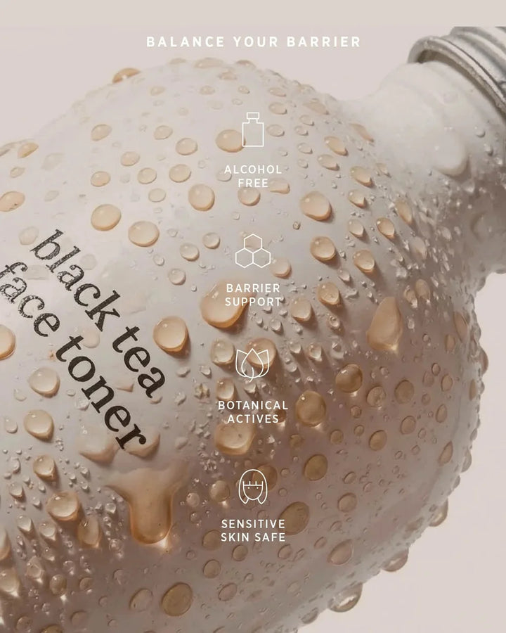 Nahaufnahme einer flüssigen Pflegetextur mit Wassertropfen – Ere Perez Black Tea Face Toner