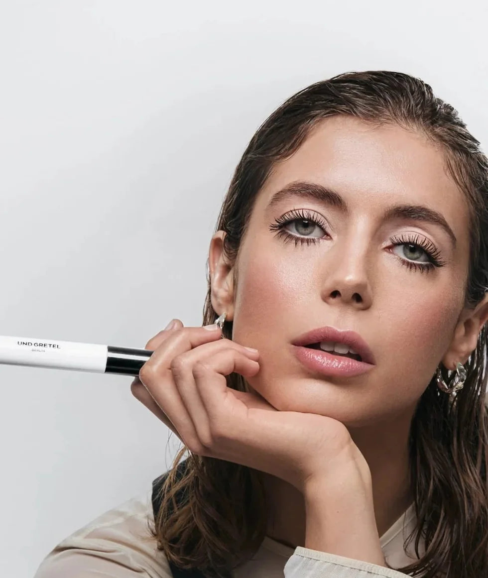 UND GRETEL VIL Mascara – Model mit langen, definierten Wimpern