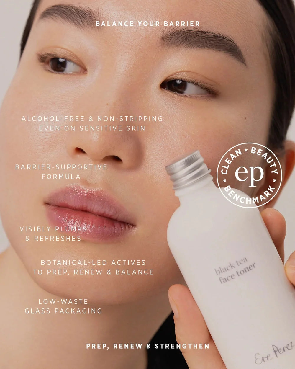 Model trägt den Ere Perez Black Tea Face Toner auf die Wange auf – feuchtigkeitsspendende Essence-Textur