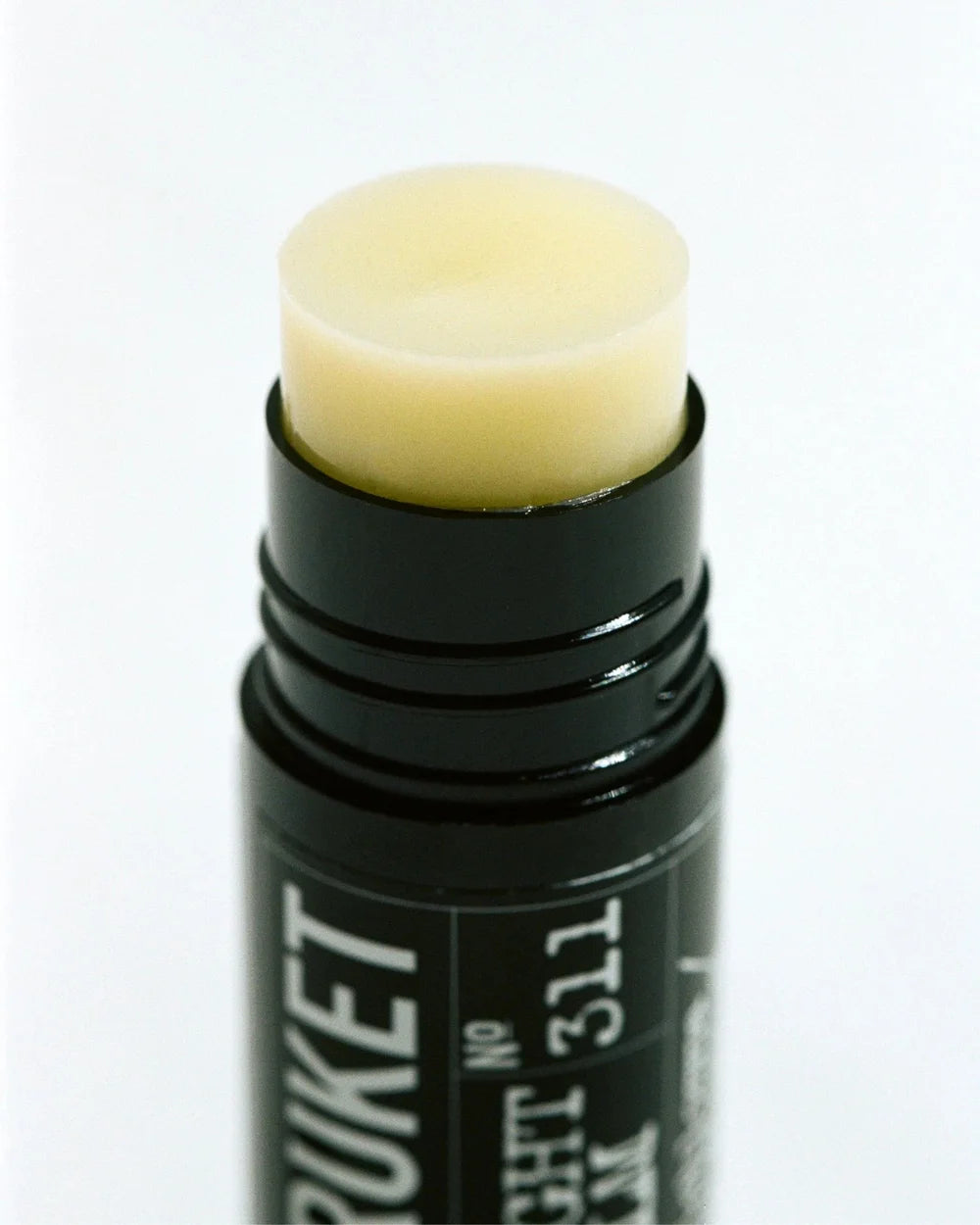 Butterweiche, cremige Textur des L:A Bruket 311 Goodnight Lip Balm im geöffneten Stick