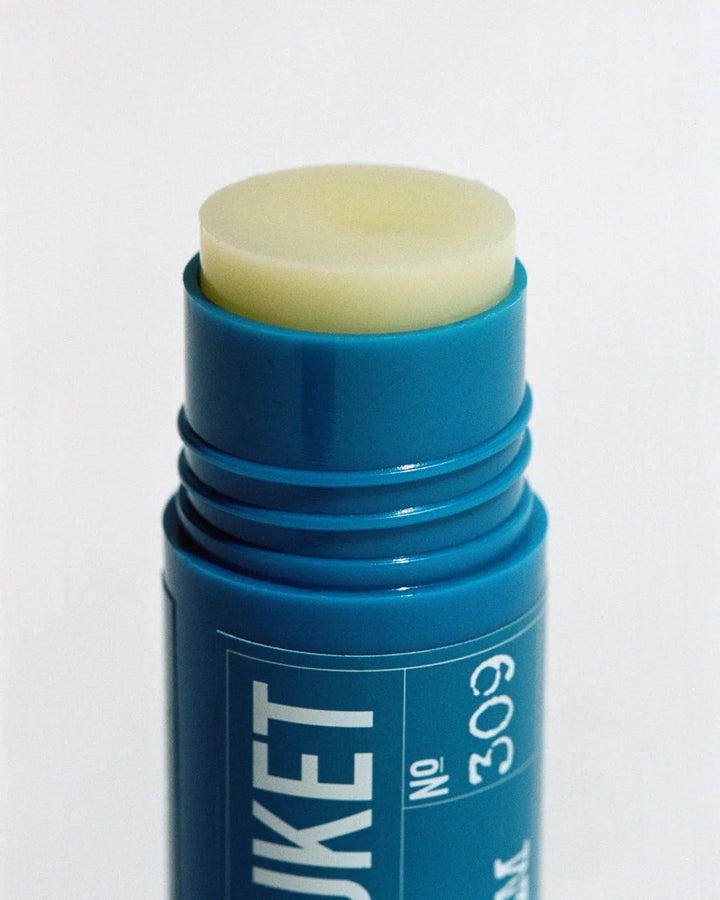 Geöffneter L:A Bruket SOS Lip Balm mit hellgelbem Balsam und cremiger Textur