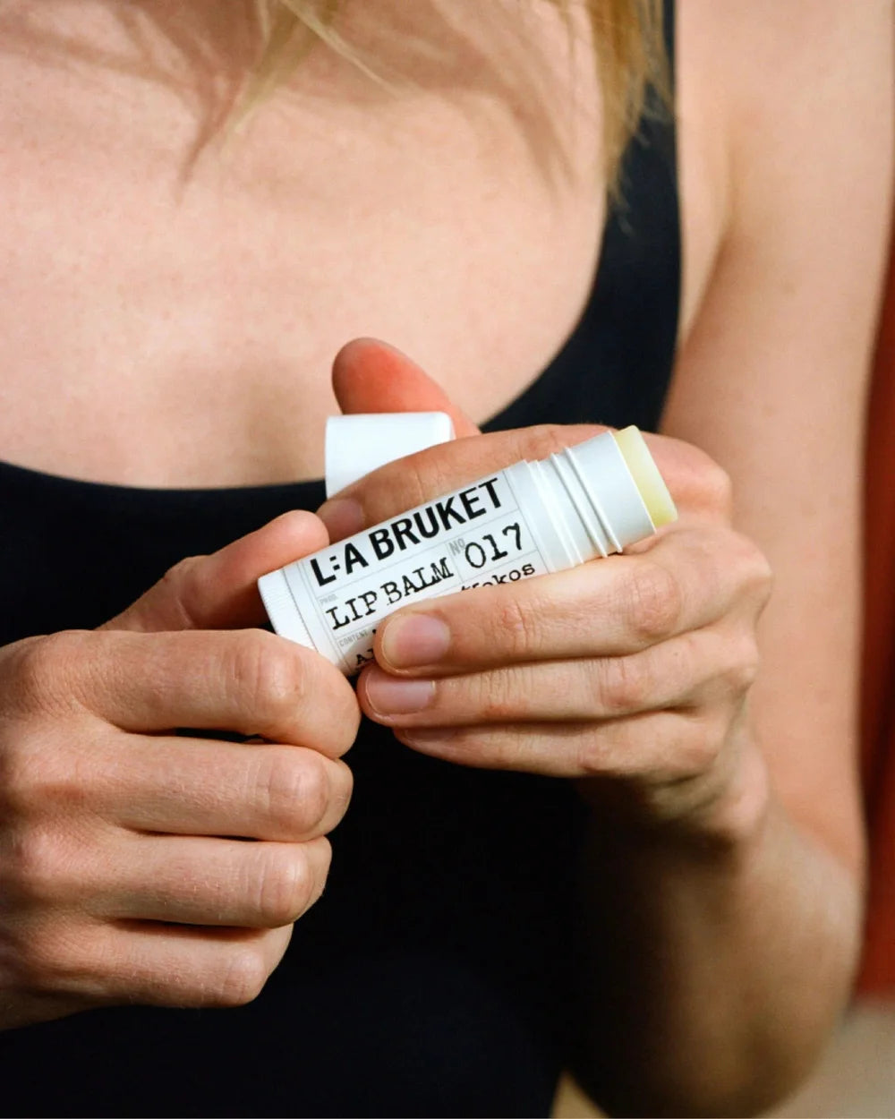 L:A Bruket 017 Lip Balm Almond / Coconut 14 g – für trockene Lippen