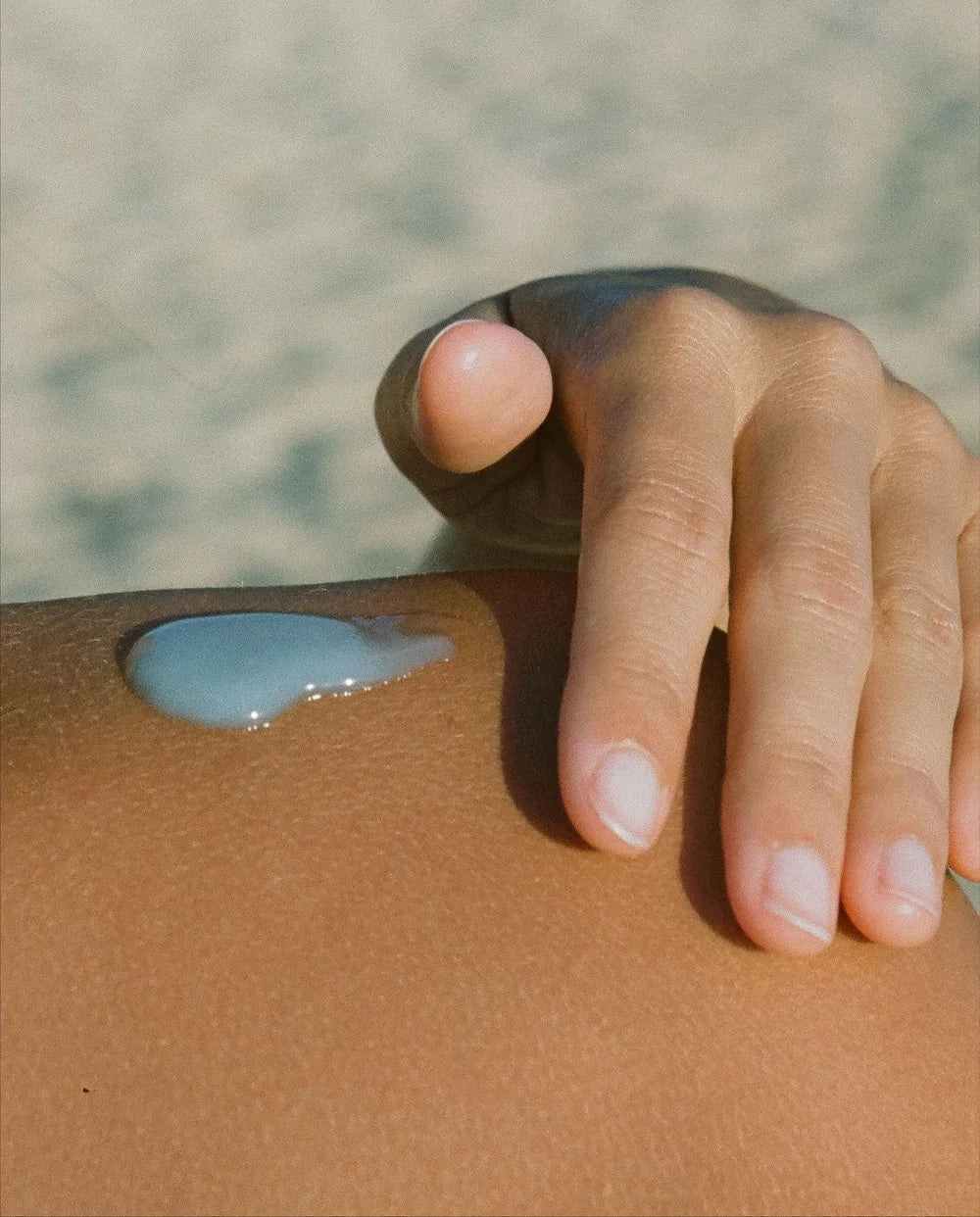 Bless Body Balm von Leahlani - aufgetragen auf Schulter