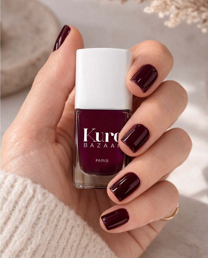 Burgundy von Kure Bazaar - in Hand gehalten, Lack auf Nägeln